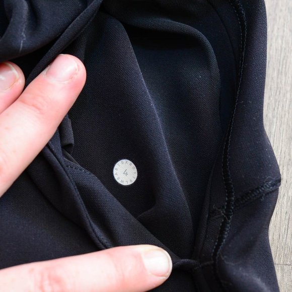 Lululemon On The Fly skirt 4 black - Picture 9 of 9